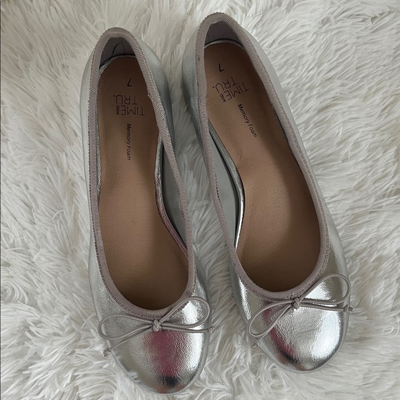 Time and Tru Metallic Silver Flats - Picture 2 of 6